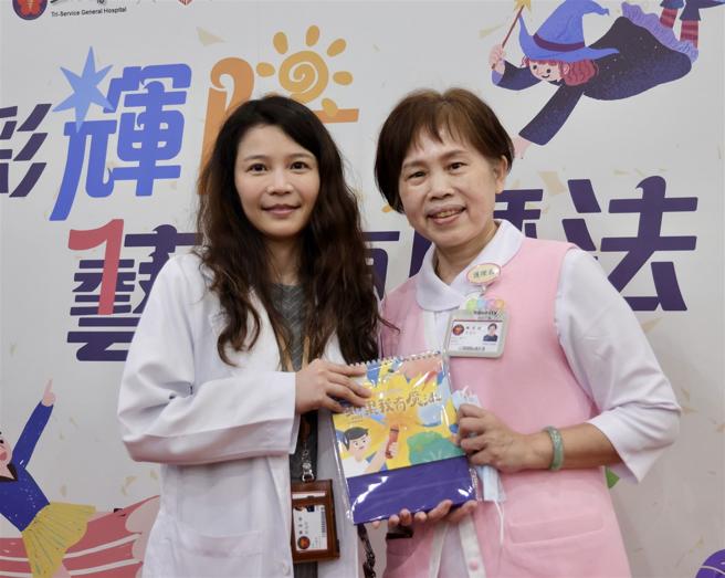 阳光社会福利基金会推动2025小阳光桌历义卖，所得将用于烧伤顏损儿的身心重建服务。
（记者范瑜摄）