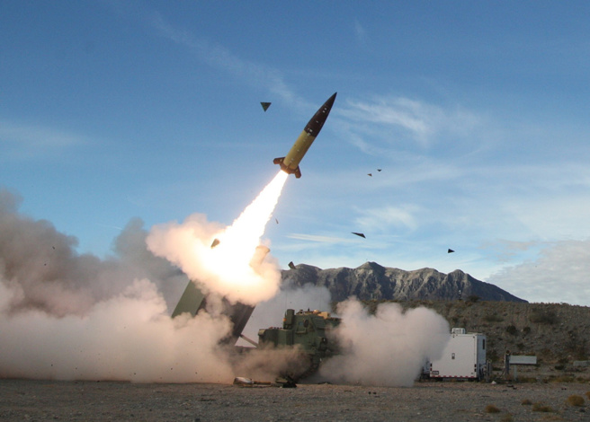 以海馬斯系統發射的陸軍戰術彈道飛彈威力強大，美國已批准烏克蘭用來攻擊俄羅斯境內。（圖／美國陸軍）
