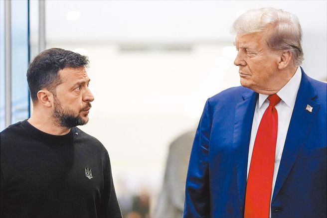 澤倫斯基近日受訪時表示，美國總統當選人川普明年上任後，俄烏戰爭將「提早結束」。圖為9月澤倫斯基（左）與川普（右）於紐約川普大廈會面。（圖／美聯社）