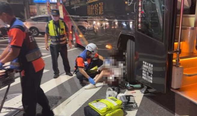女高中生跌坐客運車右側前輪處，所幸僅四肢擦挫傷、意識清楚。（蕭宥彤翻攝）