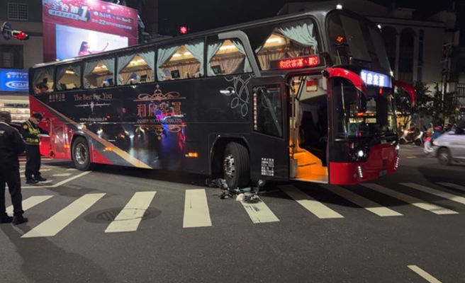 台南市北區18日晚間驚傳客運車禍，一名16歲少女騎乘電動輔助自行車，遭一輛欲右轉的和欣客運撞上。（蕭宥彤翻攝）