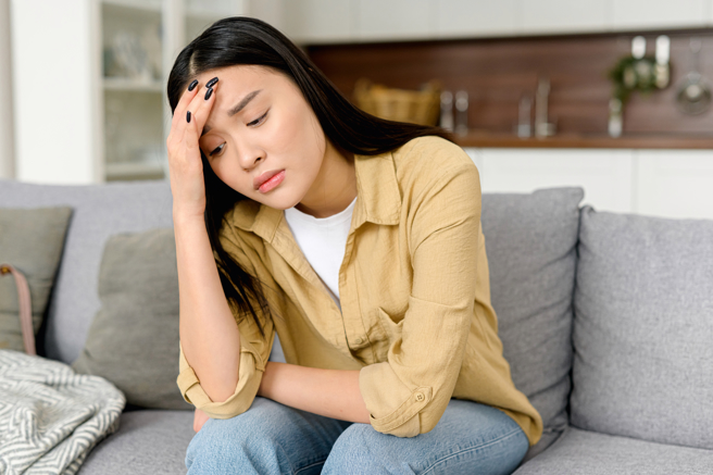 女子因肺腺癌细胞转移到脑部，出现头痛症状。（示意图，Shutterstock／达志）