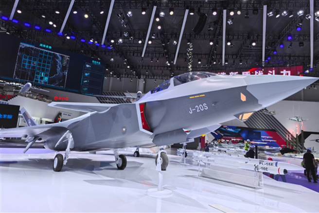  珠海航展出现歼20S，也就是复座型歼20的模型。(图/微博)