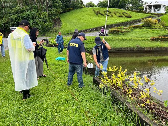 高市府工务局及环保局联合稽查取水样，环保局查获高雄高尔夫球场违规使用农药，重罚100万元。（高市府工务局提供）