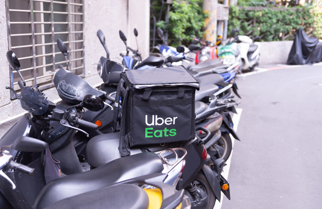 一名女子用外送订的餐点迟迟未抵达，她点开外送员的自介后，发觉对方竟警告写着「按负评的人跟店家们是会被我下诅咒」、「之前被诅咒的已有车祸往生」。（示意图：shutterstock／达志）