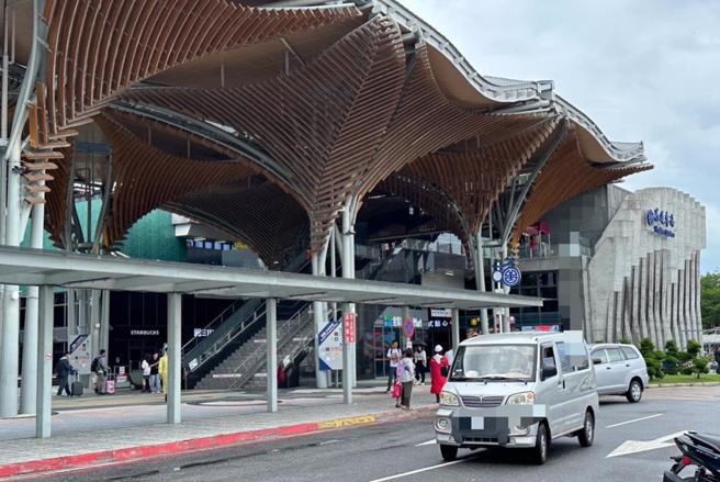 花莲对外交通不稳定，易中断的铁公路，成了观光一大阻碍。（资料照）