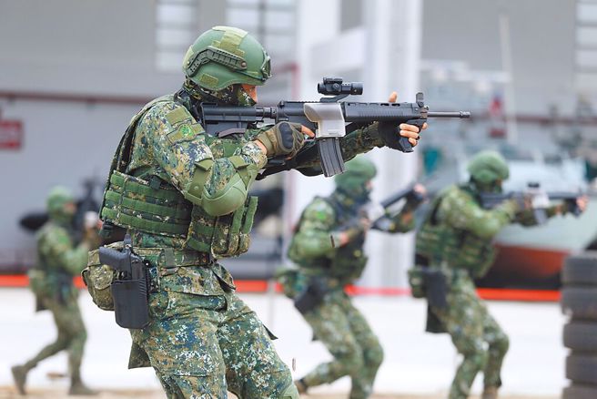 国防部拟让「不适服」官兵再入营，放宽3类入伍条件 。(示意图/中时资料库)