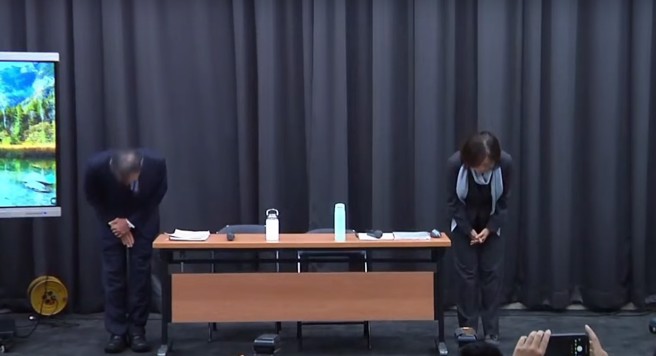 勞動部今公布霸凌案調查結果，認定霸凌成立，勞動部長何佩珊（右）、次長許傳盛（左）鞠躬致歉。（圖／翻攝中時新聞網直播）