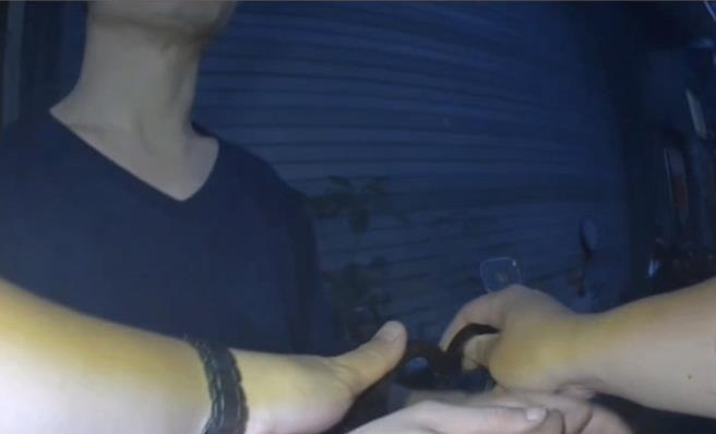 前金區15日接連有理髮店、飲料店內現金遭竊，共損失逾2萬塊，警方逮到犯案的慣竊送辦。（警方提供／任義宇高雄傳真）