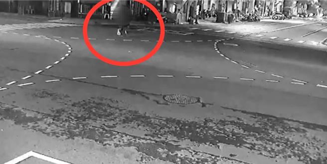 苓雅區一處機車行疑似遭醉男闖入騎樓，破壞菸灰缸、竊取雨衣後離開，警方調閱監視器追查行為人中。（警方提供／任義宇高雄傳真）