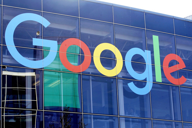 美国联邦法官8月裁定谷歌（Google）非法垄断搜寻引擎市场，美国司法部近日传出将寻求法官强制谷歌出售Chrome浏览器。（美联社）