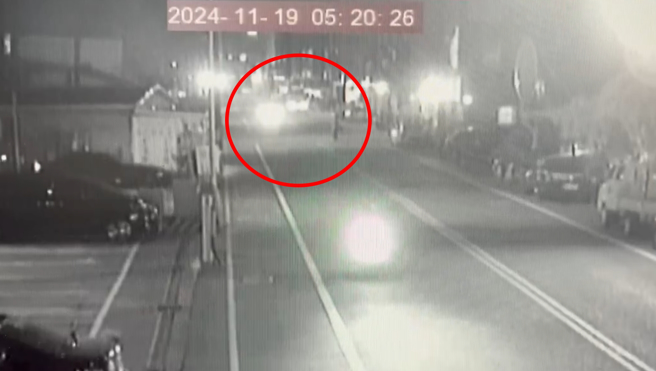 75岁黄姓老妇人小跑步横越马路，遭21岁锺姓男子驾驶的白色轿车撞上。（萧宥彤翻摄）