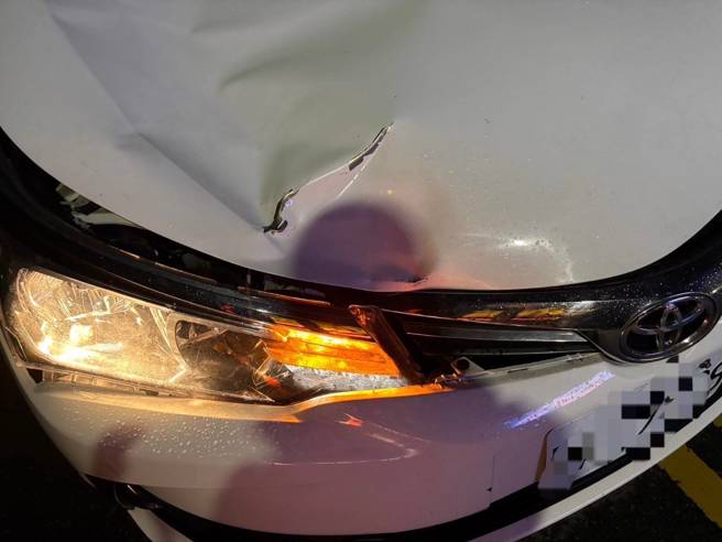 白色轿车车头因猛烈撞击凹陷。（萧宥彤翻摄）