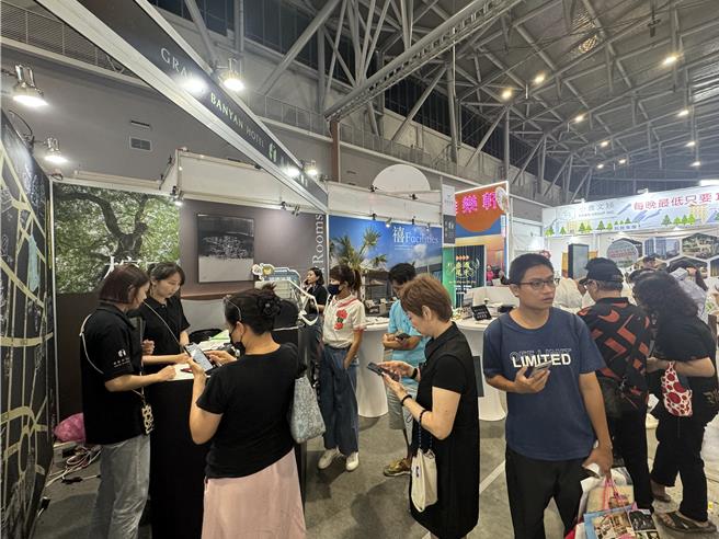 台南氣溫仍溫暖，外出大家都還是穿短袖。（曹婷婷攝）