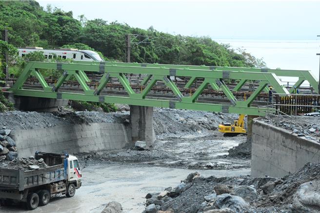 7月凯米颱风带来大雨，台铁北迴线小清水溪桥西正线被冲毁，正改建新桥，绿色外观醒目。（王志伟摄）