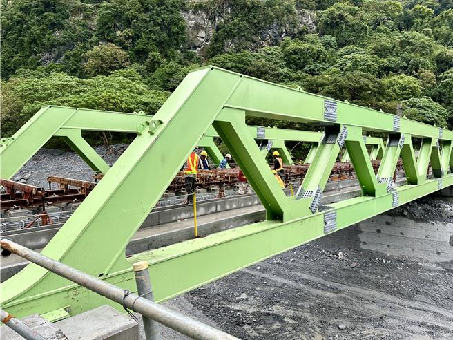 7月凯米颱风带来大雨，台铁北迴线小清水溪桥西正线被冲毁，正改建新桥，桥钢构漆上绿色醒目，台铁工作人员正施工中。（王志伟摄）