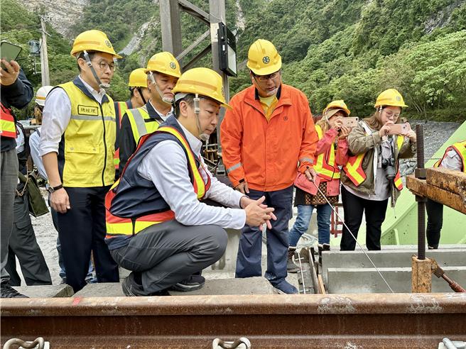7月凯米颱风造成台铁北迴线K53＋800小清水溪桥梁西正线被大水冲毁，改建钢桁架新桥，交通部长陈世凯今到场视察抢修状况。（王志伟摄）