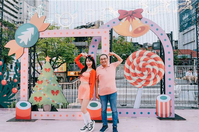 「2024新北欢乐耶诞城」邀请韩国啦啦队女神李多慧拍摄府中广场灯区装置介绍及周末创意市集开箱影片，并与新北市长侯友宜一起畅游府中商圈及品嚐周边美食。（新北市观旅局提供）