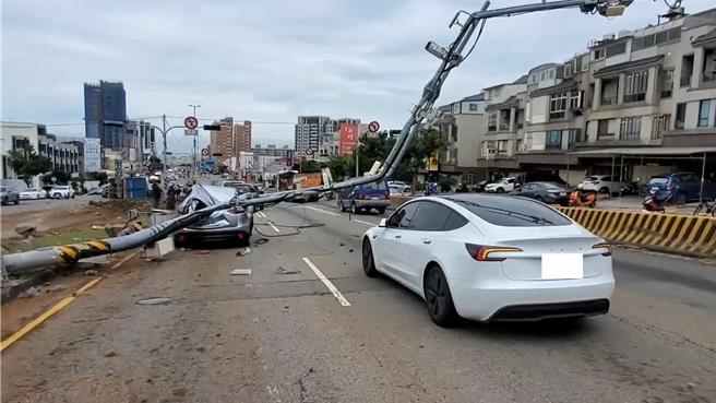 区间测速门架毁坏。（民眾提供／李京升台中传真）