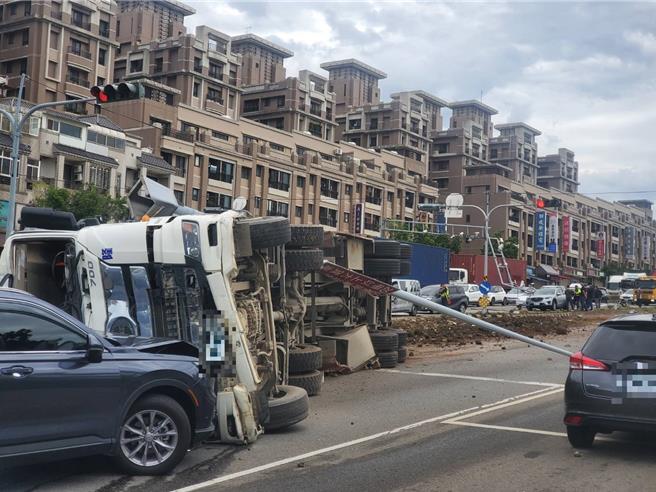 大货车翻覆。（民眾提供／李京升台中传真）