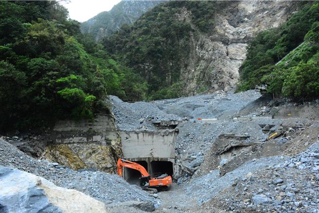 蘇花匯德隧道北口因颱風大雨大量崩落，下方台鐵小清水溪橋阻斷，現場仍有大量土石，台鐵、公路局分別現場槍修。（王志偉攝）