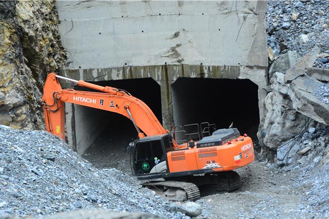 0403地震後造成花蓮清水斷崖邊坡土石鬆軟，今年7月颱風凱米侵襲，蘇花公路及北迴線多處災點，小清水溪、石公溪震後土石鬆落堆積，因大雨沖刷淹沒蘇花公路匯德隧道北口，也沖毀下游台鐵小清水溪橋西正線。怪手漏夜開挖巨石，清出水道溝渠。（王志偉攝）