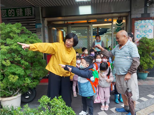 立委苏巧慧与附近幼儿园小朋友一同挥手欢迎遶境队伍。（张铠乙摄）