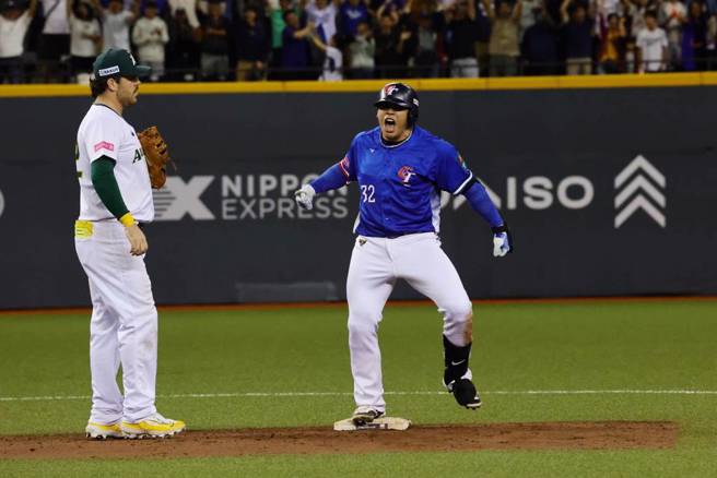 「鱼住」曾颂恩对澳洲一战，敲出带有2分打点的二垒安打。（刘宗龙摄）