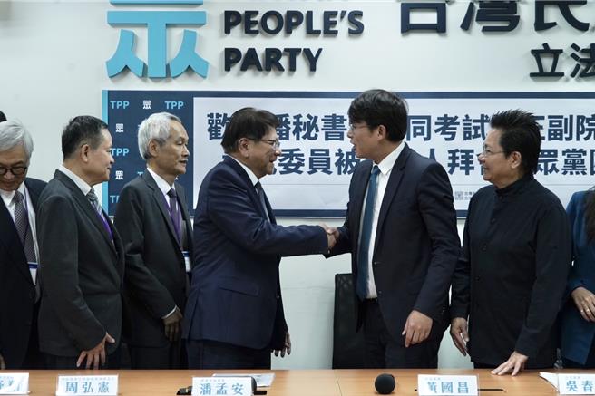 總統府秘書長潘孟安今（19）日上午率考試院正副院長周弘憲、許舒翔及考試委員被提名人拜會民眾黨團。（民眾黨團提供）