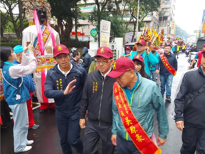 民政局长林耀长代表市长侯友宜前往团拜祝寿。（张铠乙摄）