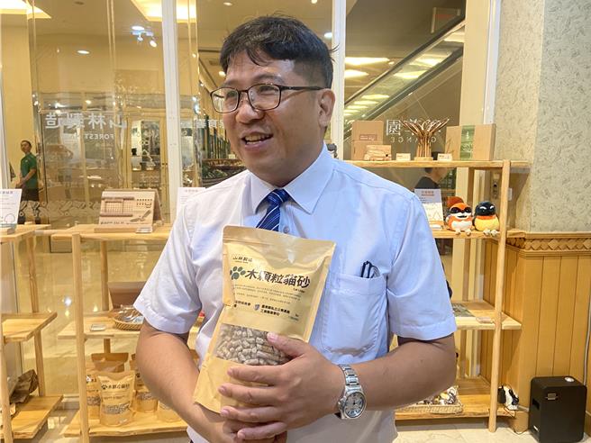 公東高工校長李恭榮表示，與林業及自然保育署台東分署合作利用廢棄木屑製成環保木顆粒貓砂。（林業及自然保育署台東分署提供／蔡旻妤台東傳真）