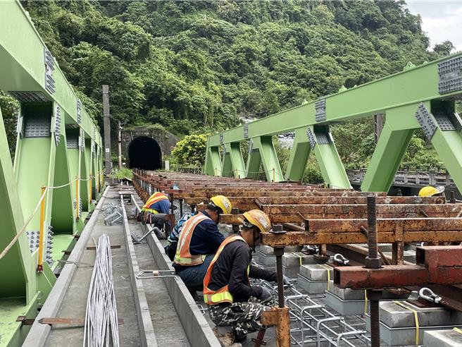 台鐵北迴線西小清水溪橋有望12月21日通車，台鐵公司將調整列車時刻。（交通部提供／蔡明亘台北傳真）