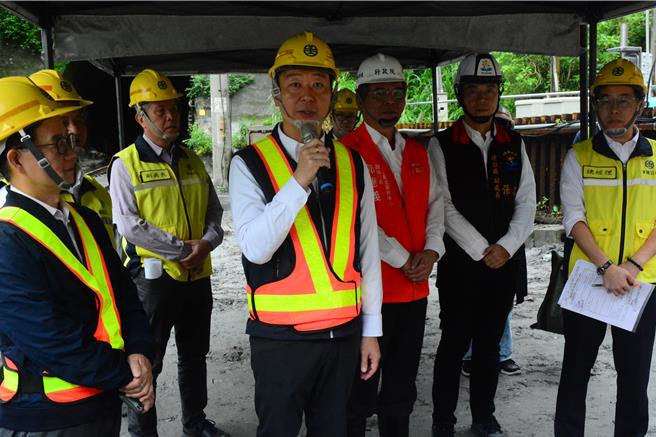 交通部長陳世凱今視察台鐵搶修進度，談到世界棒球賽，已跟航空公司協調加開班機。（王志偉攝）