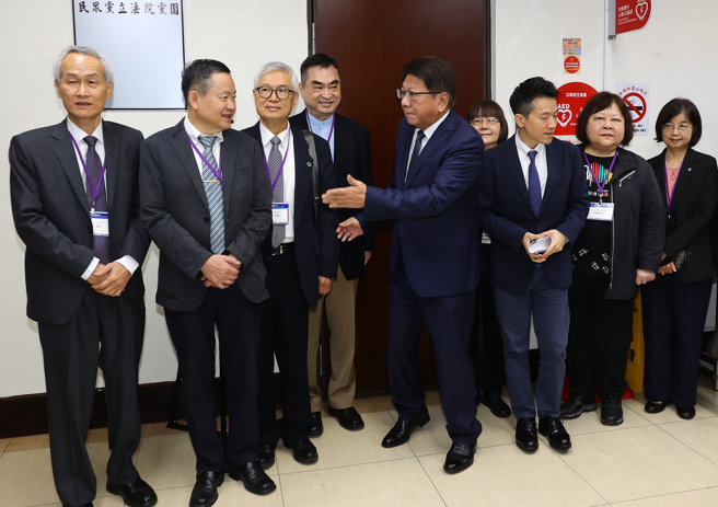 總統府祕書長潘孟安（左五）19日率考試院正副院長及考試委員被提名人拜會民眾黨立法院黨團。（劉宗龍攝）