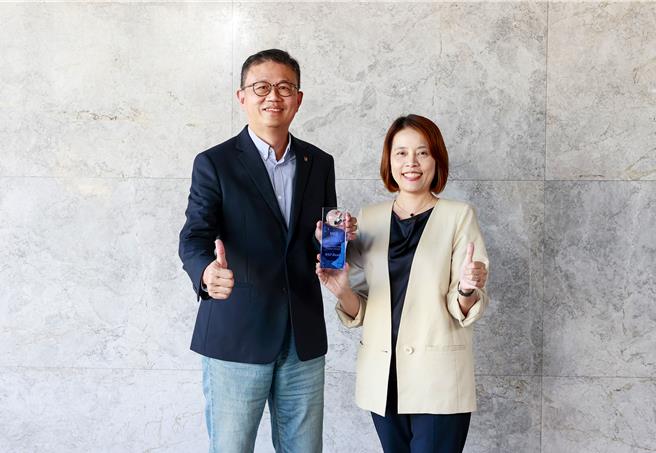 凯基银行个人金融总处长王开平(左)代表接受Visa台湾区总经理黄慧琴(右)颁奖。（凯基提供）