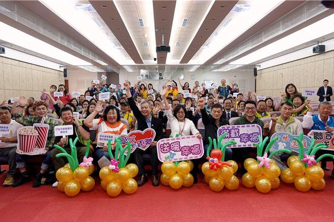 高市議會今開記者會說明，將舉辦113年寒冬聯合送暖活動。（高市議會提供）