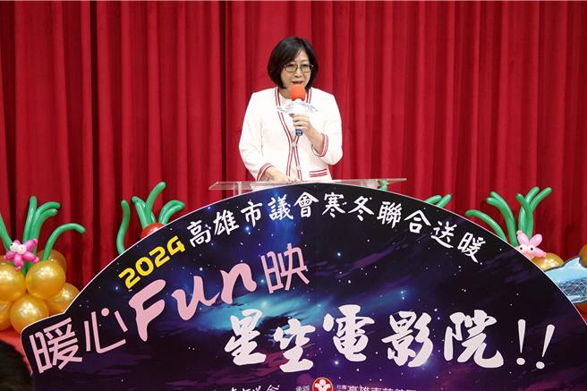 高市議長康裕成說，這是一部大人小孩都喜歡的夏日童話寓言故事，在微涼的秋天夜晚，最適合全家一起觀賞。（高市議會提供）