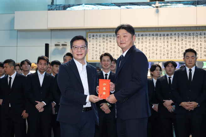 教育部次长张廖万坚（左）代表教育部颁赠加菜金新台币20万元，为世界棒球12强中华代表队加油打气，由总教练曾豪驹代表领受。（体育署提供）