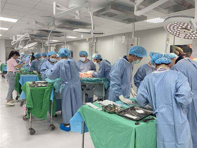 雅氏学院及李良雄基金会捐助升级的书田外科中心，启用后已用来培育医学生，图为住院医师训练。（阳明交大提供）