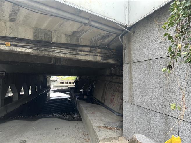 台中市中区民权路、柳川东路附近台中医院侧桥下方出水口今天发现1具男尸。（民眾提供／李京升台中传真）
