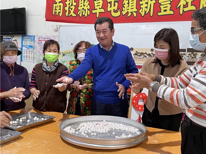 南投縣長許淑華感謝感謝草屯鎮長簡景賢任內關心社福公益，及對草屯垃圾處理的重視，其政績受鄉親肯定。（楊靜茹攝）