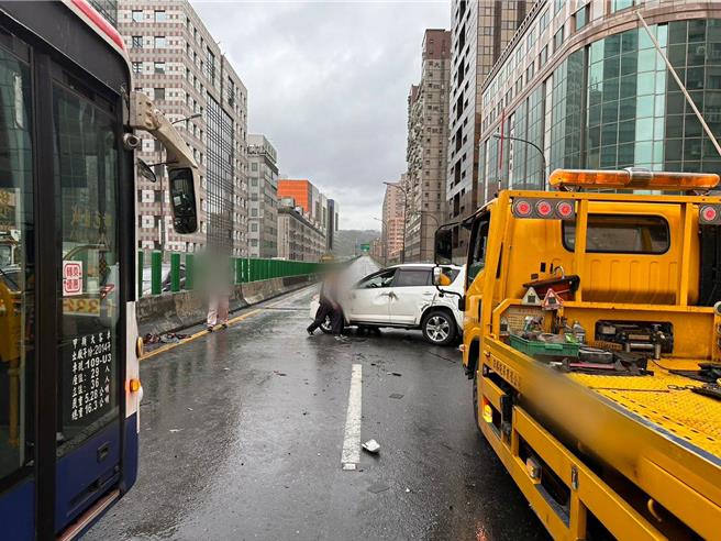 台64線中和路段上午發生3車追撞事故。（警方提供）