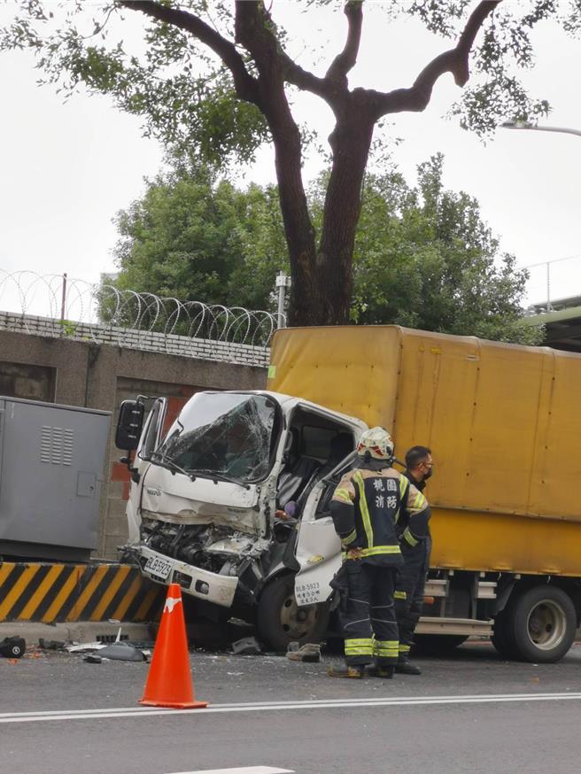桃园市八德区和平路一带1辆小货车疑似自撞兵营旁的变电箱，车头全毁，挡风玻璃破裂。（民眾提供）