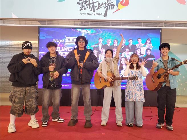 勞青處今（19日）舉行宣傳記者會，虎尾科技大學「嘻哈文化研究社」、華德福實驗高中「免洗樂團」、歌手陳華演出暖身。（周麗蘭攝）