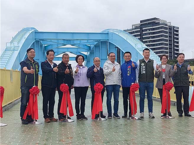 新北市长侯友宜、立委洪孟楷、议员顏蔚慈、李翁月娥、李宇翔及水利局长宋德仁等人出席完工典礼。（张铠乙摄）