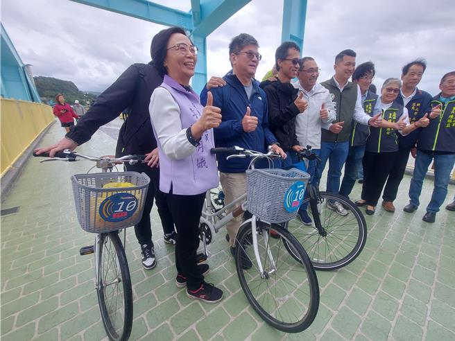 首批通过的自行车骑士与市长等人合影。（张铠乙摄）