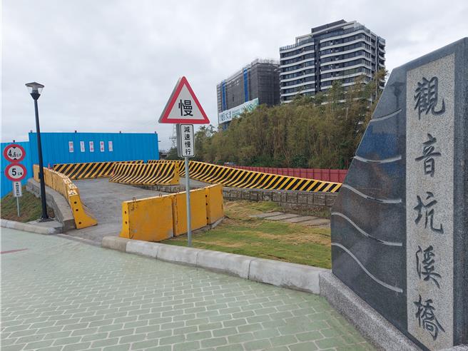 上游左堤防加高工程尚在施工中，目前设置临时斜坡道衔接自行车道。（张铠乙摄）