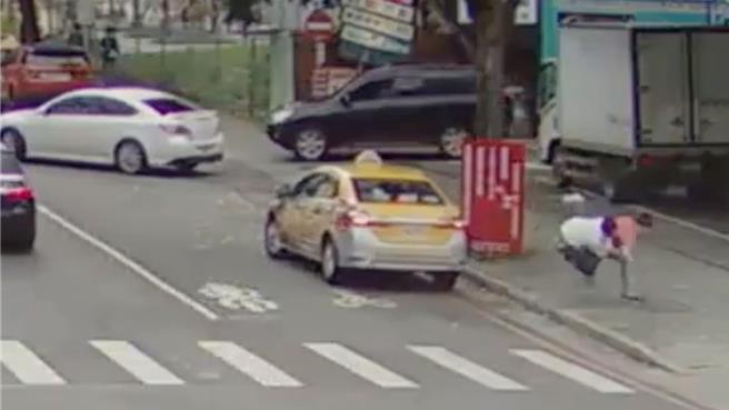 忠孝派出所所长梁世诠以「大外戈」将嫌犯压制在地。（林口警分局提供）