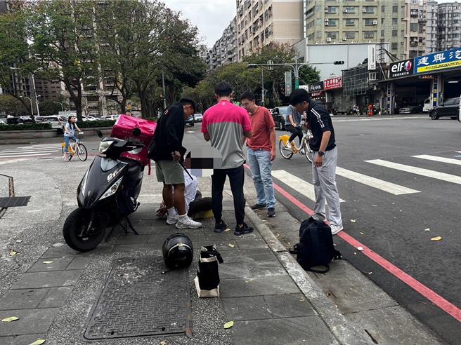 忠孝派出所所长梁世诠以「大外戈」将嫌犯压制在地。（林口警分局提供）