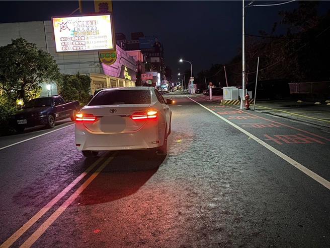 2024年11月19日苗栗縣／苗栗縣消防局表示，19日清晨5時接獲報案，指頭份市銀河路金和娛樂城附近發生車禍，救援隊迅速出動，發現黃姓婦人倒臥於路邊，身體多處骨折且無呼吸脈搏。 （民眾提供／呂麗甄攝）